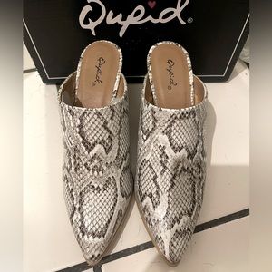 Qupid Mule Faux Snake Print Leather Slip On Block
Heel Pointed Toe Shoes